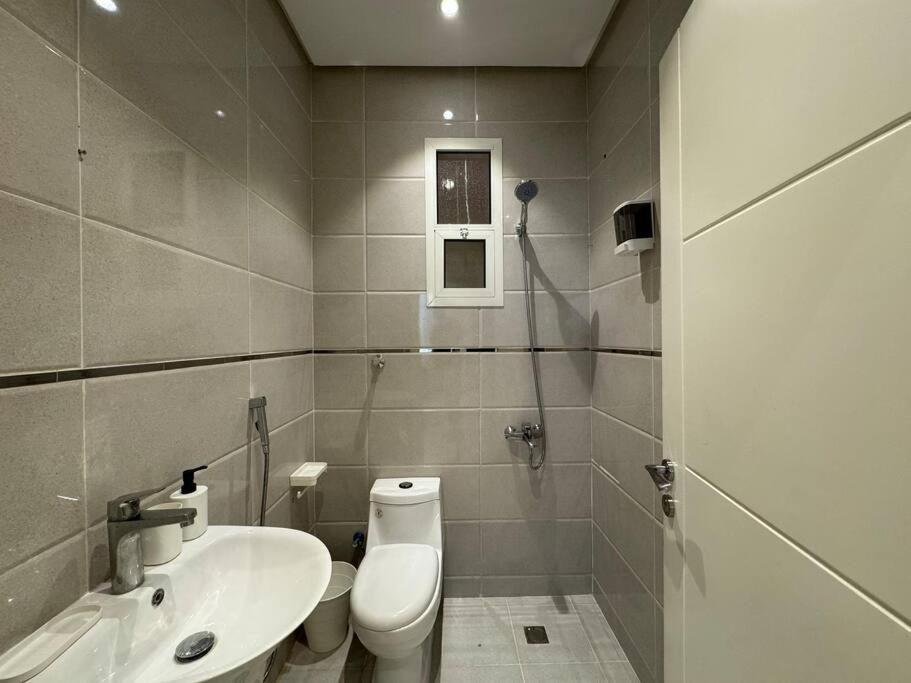 With Private Entrance - 1a *