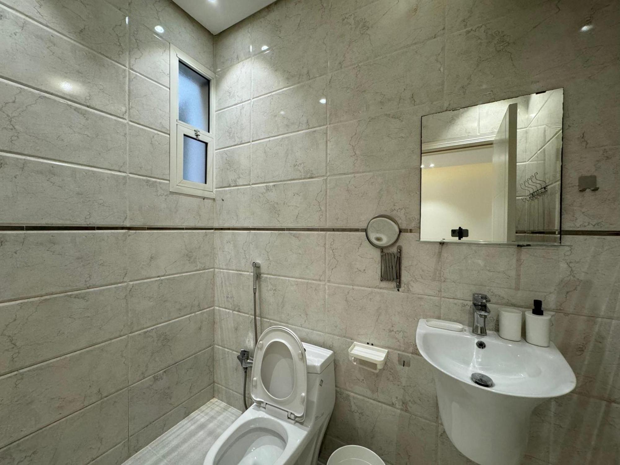 With Private Entrance - 1a Apartment *